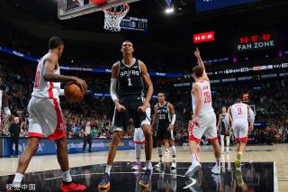 并讨论这两 并讨论这两