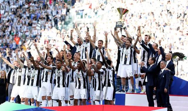 于篮球场 于篮球场